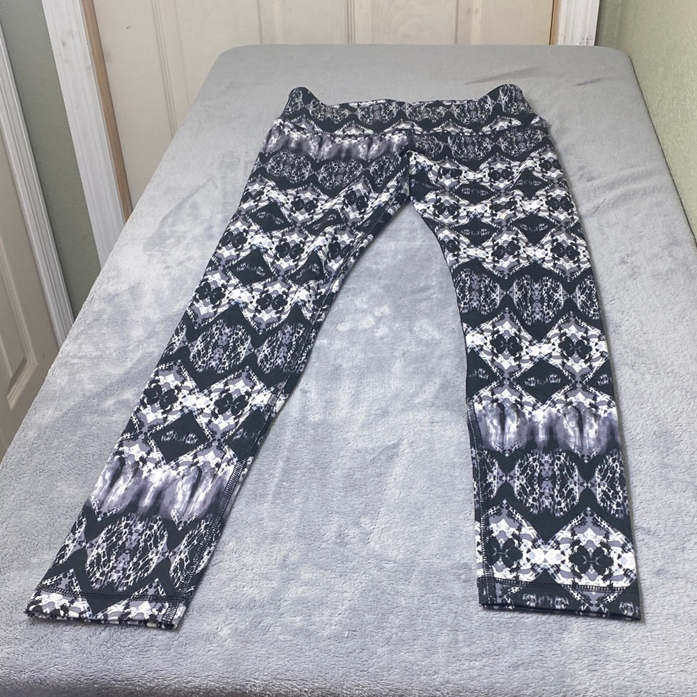 90 Degree By Reflex Monochrome Geometric Leggings